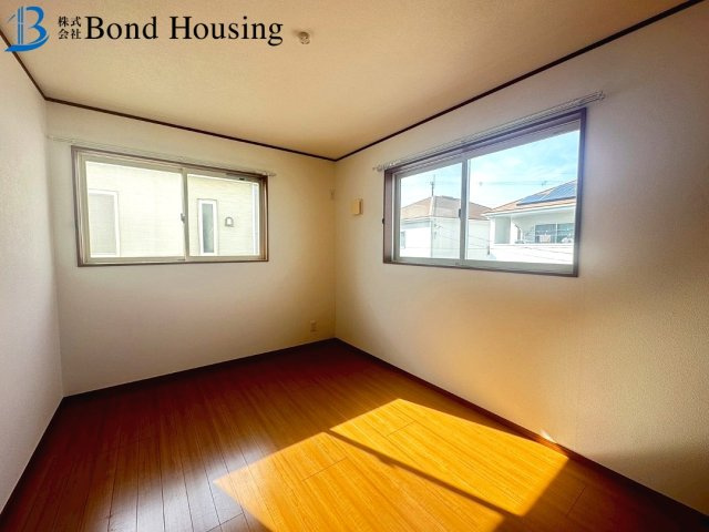 築浅戸建・お車２台駐車可・太陽光付き・玉津町今津　築１０年の洋室