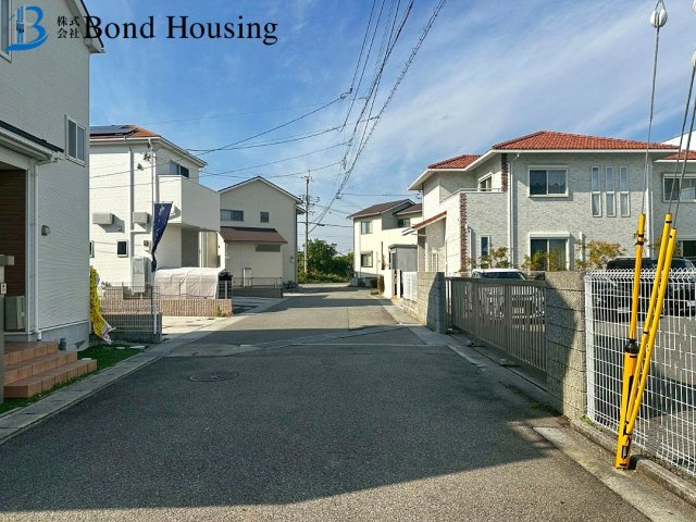 築浅戸建・お車２台駐車可・太陽光付き・玉津町今津　築１０年の前面道路含む現地写真