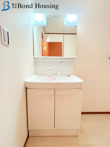 築浅戸建・お車２台駐車可・太陽光付き・玉津町今津　築１０年の独立洗面台