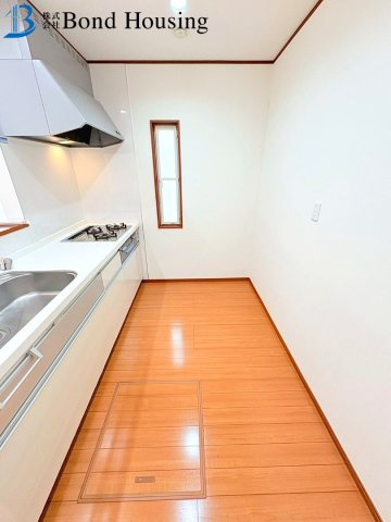 築浅戸建・お車２台駐車可・太陽光付き・玉津町今津　築１０年の前面道路含む現地写真