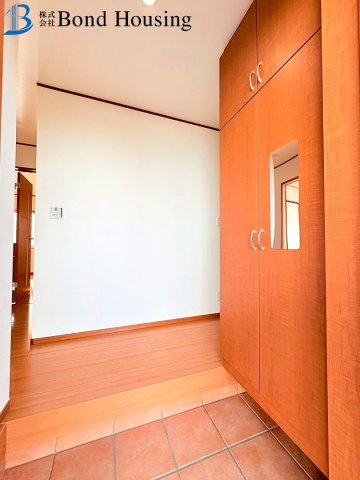 築浅戸建・お車２台駐車可・太陽光付き・玉津町今津　築１０年の玄関