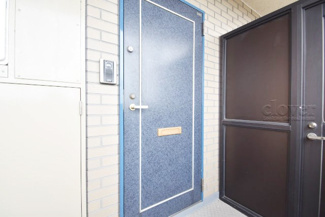 【その他共用部分】 | 皆様をお迎えする、お部屋の玄関ドア。開けやすさや開放角度、ドアノブの操作しやすさや鍵の形状などを、現地で一度ご確認ください。～即日のご見学可能～　お問合せはお気軽にどうぞ。