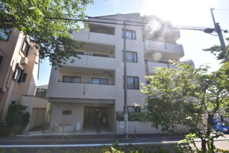 【外観】 | 青空によく映える建物です。手入れの行き届いた外壁やマンション正面エントランスなど、綺麗な姿をぜひ一度、現地にてご覧ください。～即日のご見学可能～　お問合せはお気軽にどうぞ。