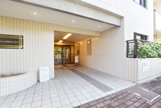 【エントランス】 | オートロックを備えた、マンションのエントランス。やはりセキュリティの観点は欠かすことができません。皆様を“安全”に送り出し、出迎えてくれます。～即日のご見学可能～　お問合せはお気軽にどうぞ。