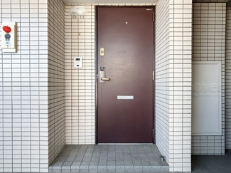 【その他共用部分】 | 皆様をお迎えする、お部屋の玄関ドア。開けやすさや開放角度、ドアノブの操作しやすさや鍵の形状などを、現地で一度ご確認ください。～即日のご見学可能～　お問合せはお気軽にどうぞ。