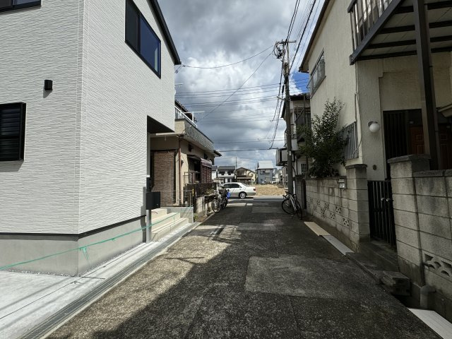 松戸市栄町８丁目新築戸建【旭町小学校：4分】の前面道路含む現地写真|東側前面道路