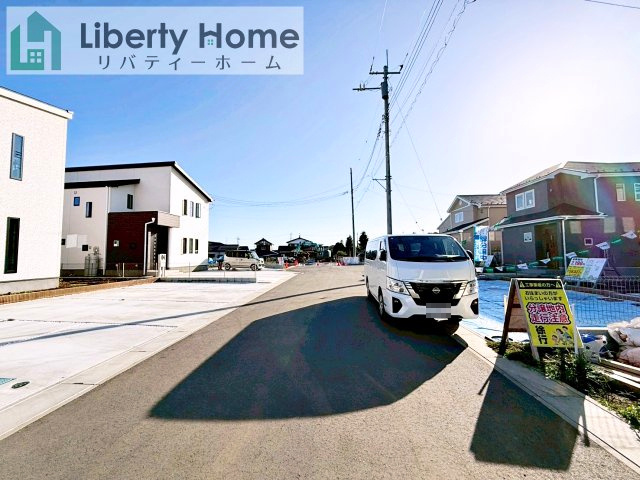坂東市沓掛23-P1　新築戸建　14号棟　の前面道路含む現地写真