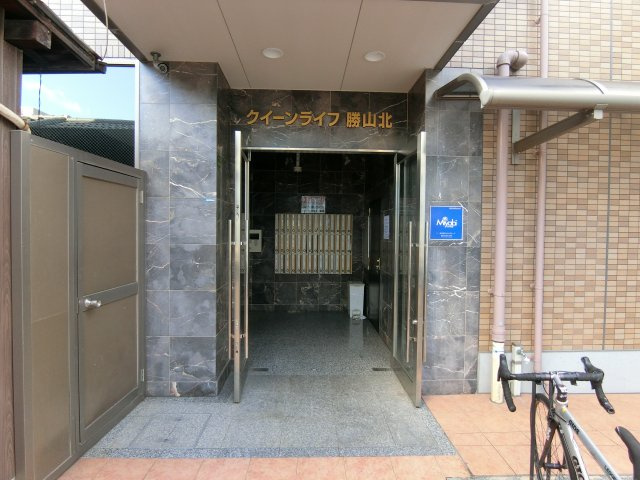 【エントランス】 | クイーンライフ勝山北