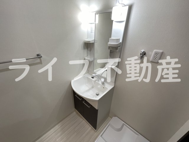 フジパレス弥刀Ⅱ番館の独立洗面台|独立洗面台、小物を置くことができて便利です