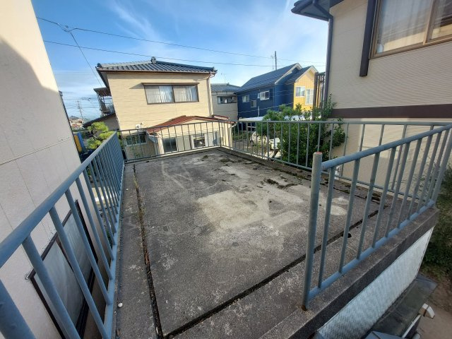 新潟市西区金巻_中古戸建の展望|車庫屋上のフリースペースは洗濯物の日干しや春等の日向ぼっこの場所としてご利用はいかがでしょうか？(^^♪