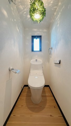 【トイレ】 | ユーハイム春日レイクサイド | 物件の差を感じちゃうのは意外とこんなとこ。この些細な照明が物件全体の雰囲気を決定づけることがあるんです♪