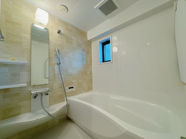 【浴室】 | ユーハイム春日レイクサイド | 高級感あふれる新品交換済みのバスルーム。ゆったりくつろいで、一日の疲れをいやしてください♪