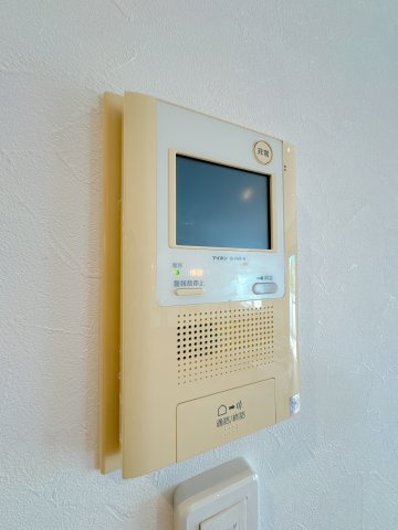 【防犯設備】 | ユーハイム春日レイクサイド | 「見える安心」をカタチにしたモニター付きインターホン。お子様の留守番時にも安心です。