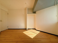 【洋室】 | ユーハイム春日レイクサイド | たとえ。小さかろうとやっぱり窓のある・なしは大きく違うもの。あるんです。窓。差し込む光はちゃんと朝を教えてくれるみたいです。