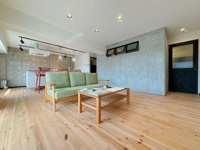 【居間・リビング】 | ユーハイム春日レイクサイド | デザイン性の高いフルリノベーションで新築のような内装に仕上がったリビング♪バルコニーに面して風当たりも良く心地の良い空間となっております。