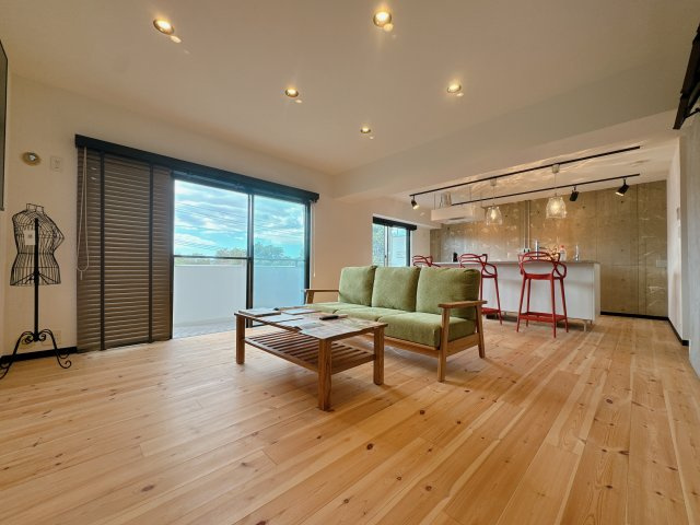 【居間・リビング】 | ユーハイム春日レイクサイド | お好きな照明でお部屋の雰囲気もがらりと変わります。お部屋でくつろぐのがおすすめの過ごし方です♪