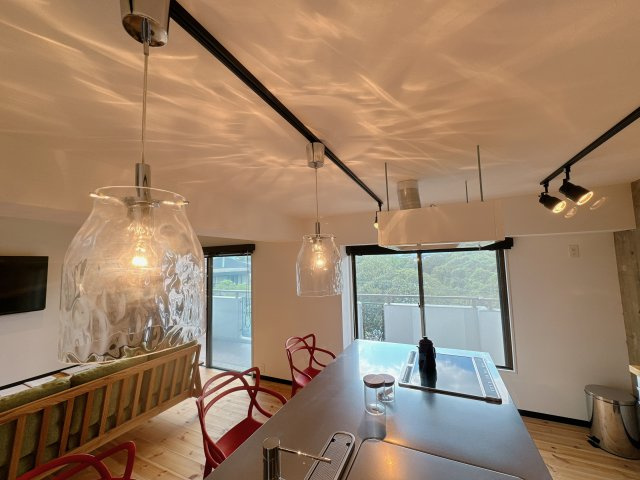 【キッチン】 | ユーハイム春日レイクサイド | 照明は部屋の印象を、じつは家具よりも左右するもの言われています。オシャレな空間にするにはオシャレな照明を、どうぞ家具以上にこだわってみてください♪