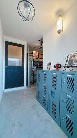 【玄関】 | ユーハイム春日レイクサイド | まるでドラマの中のお部屋のようです。主人公になって存分に都会生活を満喫しませんか。インテリアや植栽にこだわって自分なりのアレンジを楽しんでみては(^_-)-☆