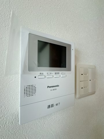 【防犯設備】 | フィオレ井尻☆仲介手数料無料☆ | 「見える安心」をカタチにしたモニター付きインターホン。お子様の留守番時にも安心です。