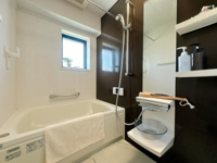 【浴室】 | フィオレ井尻☆仲介手数料無料☆ | 換気の面でも風呂の小窓は嬉しいもの。ごゆっくりおくつろぎください。