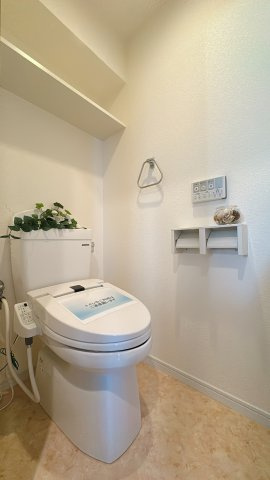 【トイレ】 | フィオレ井尻☆仲介手数料無料☆ | 清潔感のある温水洗浄付きトイレ。少しの時間でもゆっくり過ごしていただけるよう、飽きの来ないスタイリッシュなデザインに仕上げました。