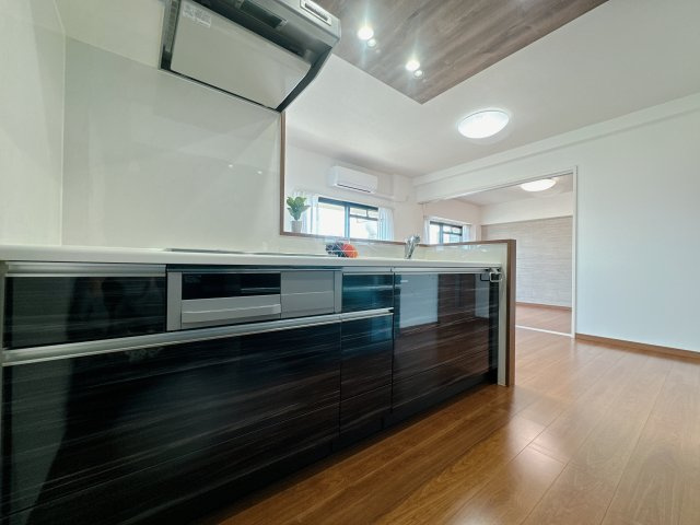 【キッチン】 | フィオレ井尻☆仲介手数料無料☆ | 住宅の設備の中でキッチンが一番好きです！なぜなら、シンクも引き出しも換気扇までが無駄のない四角形、シンプルでカッコよくないですか？