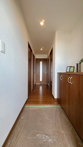 【玄関】 | フィオレ井尻☆仲介手数料無料☆ | 角部屋がもたらす、ちょっとした落ち着き。長く住むとそのありがたさに気づきます。