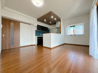 【居間・リビング】 | フィオレ井尻☆仲介手数料無料☆ | どんな家具を、どう配置するか。照明は？この一枚に好きなイメージをどうぞ描いてください。