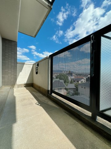 【バルコニー】 | フィオレ井尻☆仲介手数料無料☆ | あまりの眺めの良さに、その場を離れるのを忘れてしまう。そんなバルコニー。