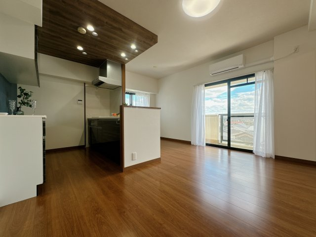 【居間・リビング】 | フィオレ井尻☆仲介手数料無料☆ | ゆっくり過ごしたり食事をしたり、日々の暮らしに彩りを添えてくれる、そんな楽しく豊かな空間になりそうです。