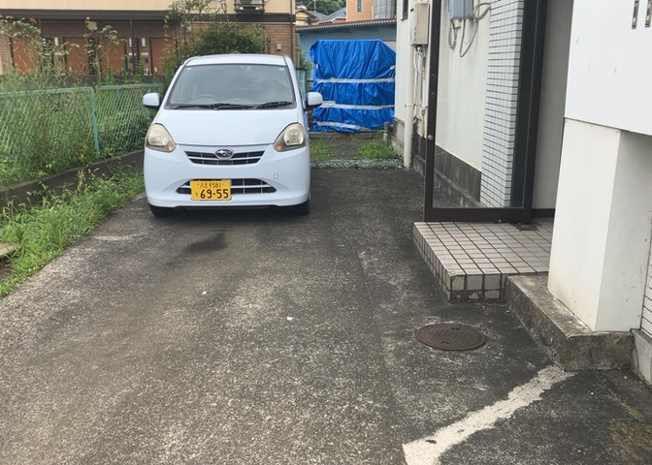 【中庭】 | エニーハイツ | 中庭（パティオ）とは、一つの建築物の内部に設けられた、壁などで囲われている庭のことを指します。コの字型、ロの字型が主流ですが、L字型の中庭もあります。最近では、インテリア性の高さからも人気があります。