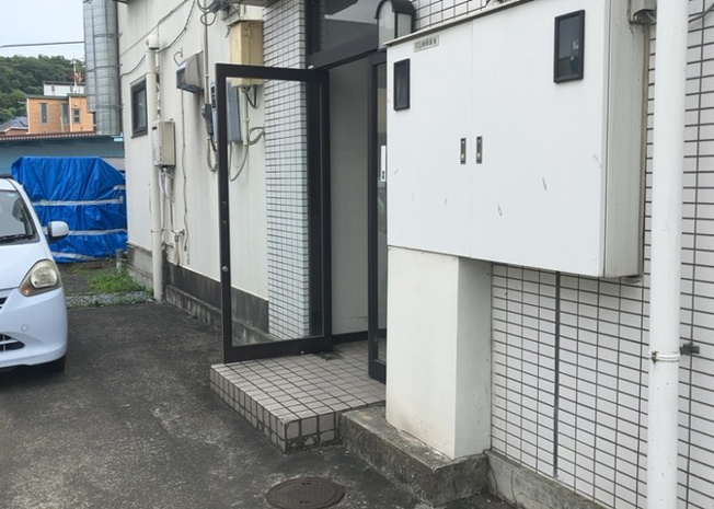 【エントランス】 | エニーハイツ | マンションのエントランスには、もともと風よけや防犯の役割がありますが、マンションによって宅配ボックスなどの設備が備わっている所もあります。日々の生活をイメージしながら生活しやすさをチェックしましょう。