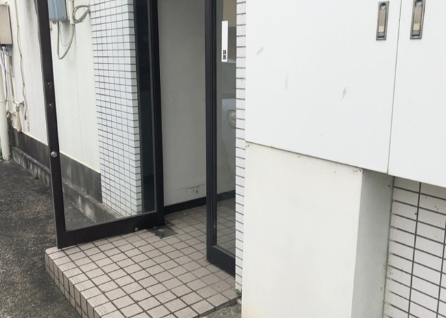 【受付】 | エニーハイツ | 受付はマンションコンシェルジュがいる場合もあれば、管理人が滞在する小部屋を総称して呼ぶことがあります。主にエントランスに設置されていることから、防犯面でも期待ができます。防犯設備がない場合はより安心！
