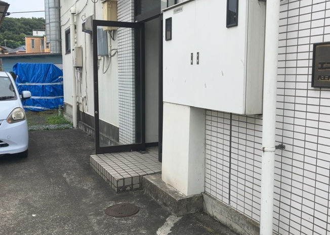 【ロビー】 | エニーハイツ | ロビーというと、エントランスと何がちがうの？と思いますよね。実はロビーとエントランスには明確な決まりはありません。物件によっては、エントランスを入って広がるある程度の広さのある空間がロビーとなります。