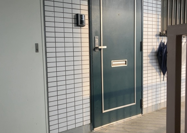 【玄関】 | エニーハイツ | 玄関は家の顔でもあり、家族以外の目にも止まる場所です。玄関は外との間を仕切る扉、靴などをしまっておく収納スペース、靴脱ぎのたたきスペース、来客とのやり取りをするドアホンなど複数のアイテムからなります。