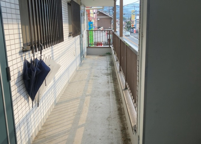 【内装】 | エニーハイツ | 共有部分は、住民なら誰もが使える設備のこと。例えば駐車場やエレベーター、インターネット設備、セキュリティ設備などがあります。他にも、マンションの廊下・外部階段やエントランス・ゴミ置き場などがあります。