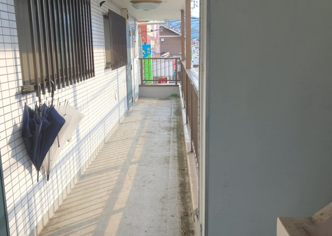 【内装】 | エニーハイツ | 共用部分は、一棟の建物に住む区分所有者全員が共同で所有するとし、共用部分の管理、補修などは、区分所有者で形成される管理組合が行います。個人の判断で勝手に変更することはできませんので覚えておきましょう。