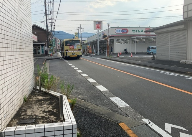 【外観】 | エニーハイツ | 外観はマンション管理がされているかの目安になります。築年数が古いと、壁面は劣化してひび割れが生じることも！建物が古びていても細かいところが修繕されていると、きちんと管理されているなぁと感じるでしょう。