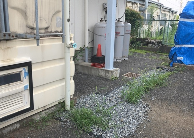 【駐車場】 | エニーハイツ | 車一台あたりに必要なスペースは、標準サイズの普通自動車で横幅2m50cm、長さ5mは必要になります。ただし、乗降のことも考慮して横幅3m30cm、長さ5m50cmほどは確保できるところを選びましょう。
