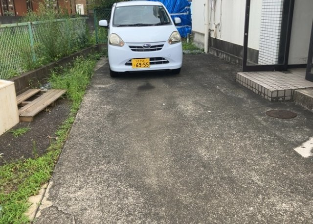 【駐車場】 | エニーハイツ | 駐車場と明記されていても、最小スペースでつくられた駐車場だと大型車は駐車できなかったり、出入りしにくくなったりする可能性があります。お車のサイズと購入したい物件の駐車場のサイズを現地で確認しましょう。