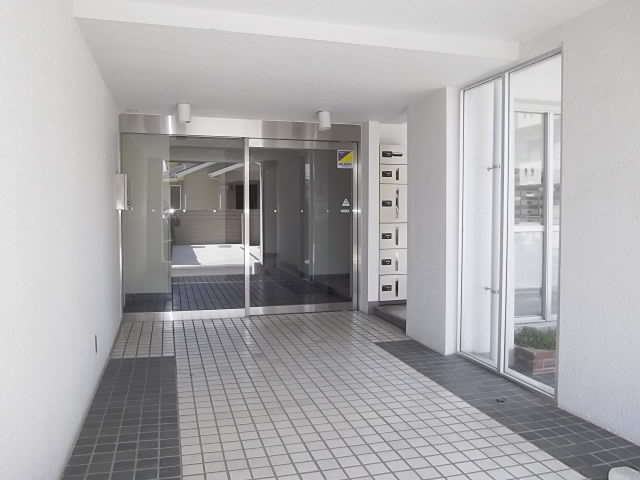 市川プラザのエントランス