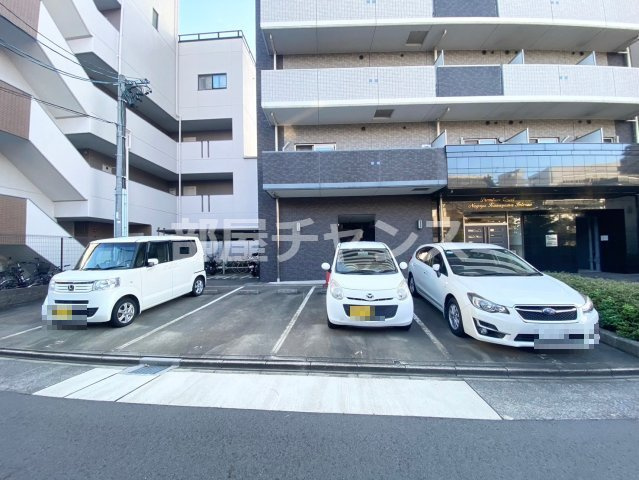 プレミアムコート名古屋金山インテルノの駐車場