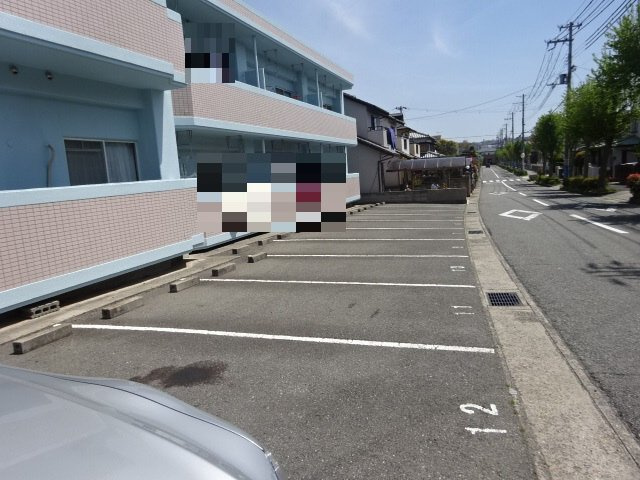 ハイツプレールの駐車場
