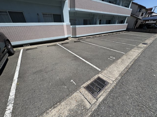 ハイツプレールの駐車場