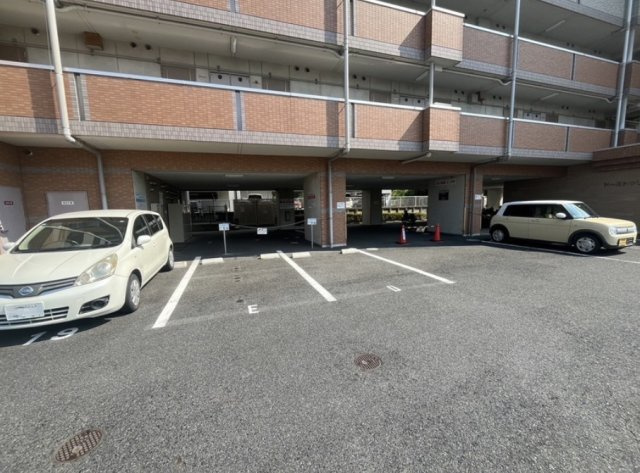 草津市野路東２丁目の店舗事務所の駐車場|駐車場に車を止められます