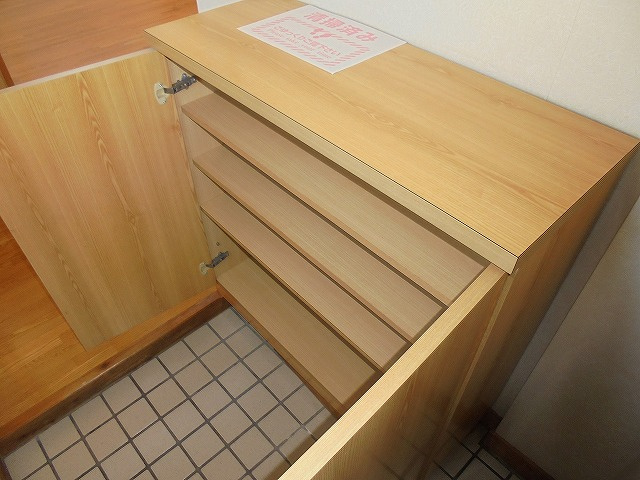 泉マンションⅡの玄関|収納もある玄関です
※間取り反転の場合あり、内装が若干異なる場合がございます