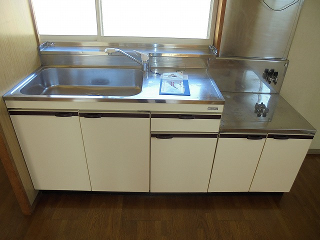 泉マンションⅡのキッチン|コンパクトなキッチンで掃除もラクラク
※間取り反転の場合あり、内装が若干異なる場合がございます