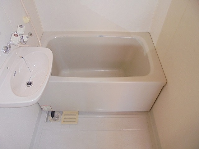 泉マンションⅡの浴室|日々の暮らしに欠かせないお風呂です
※間取り反転の場合あり、内装が若干異なる場合がございます