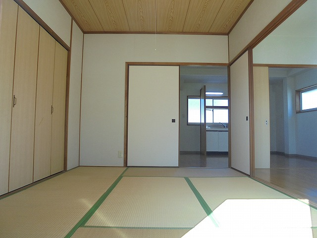 泉マンションⅡの和室|和室、ちょっとしたくつろぎスペースにいかがでしょうか
※間取り反転の場合あり、内装が若干異なる場合がございます