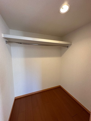 【収納】 | Ｔ・メゾンリビエール | 洋室7.5帖のお部屋にある1.5帖のウォークインクローゼットです♪たっぷり収納できてお洋服や荷物が多くてもお部屋すっきり☆